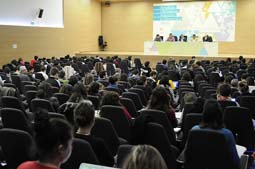 Les conferències i taules redones atrauen centenars d'estudiants i periodistes.